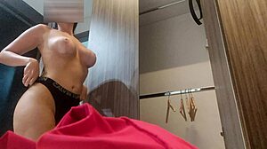 Juuri huomasin kuuman hermanastrani piilokameralla näyttämässä kamelitoe