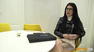 مونيكا سمايلر تشتهي قضيب أسود كبير لاختبار تحريري شرجي