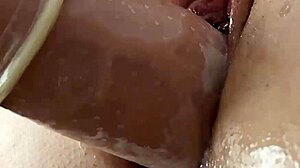 继父用巨根猛插奶油剃毛骚货