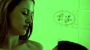 Eva Lovia se ponoří do parného lesbického sexu ve sprše. Její orgasmus se ozývá místností!