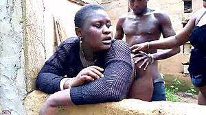 Две грешни заварени сестрички, хванати в гореща тройка извън селски двор с женен мъж, а?