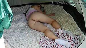 İnanamıyorum, bu nudist genç kızı 18+ çadırda yakından yakaladım plajda. Götü harika görünüyor!