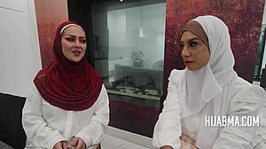 زوجات غيورات في حجاب يتنافسن بقوة! Kira Fox و Sasha Pearl يتناوبن!