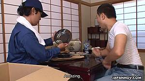 年轻日本工人小泉希在无码POV中吸鸡巴。她的技巧无与伦比