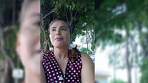 Whoa! Osupljiva blondinka Gina daje deepthroat na ulici!