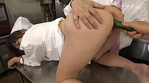 다이너에서 일하는 큰 가슴의 일본 하우스와이프가 액션 갈구하는 거 본 적 있어?