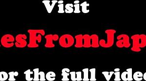 Nueva media japonesa con tetitas pequeñas se folla duro por un tío en acción de cerca