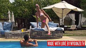 ей, виж Мугур чука страхотни големи цици германска милф Лана Вегас на открито край басейна!