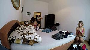 Soyunma Odasında 4 Etkileyici Upskirt, Sahne Arkası Voyeur Kameradan! Ne Gizli Bir Görünüm!