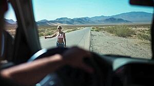 Oye, mira tetas grandes y coño ajustado corriéndose duro en público ahora