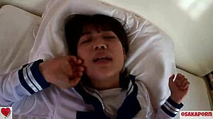 Squirting Pertama Kali Untuk Gadis Cantik 18 Tahun Dalam Pakaian Sailor! Badan Kecil Pancut Keras Dua Kali Dalam Skirt. Aksi Cosplay Creampie.