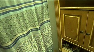 Время душа становится диким с моей сексуальной мачехой Алорой Джеймс. WCA Productions захватывает каждый горячий момент!