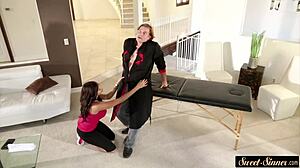 شابة كبيرة الصدر منحنية وتنيك من زوج أمها بقوة. ماذا بعد؟