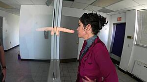 קח מספר: מצוץ דילדו לשירות מבזה לעקרת בית