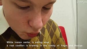 Diese Fickpuppe-Teen 18+ bekommt Missionars- und Doggy-Action! 😈