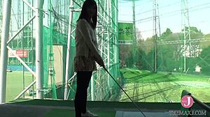 她脱掉外套进行色情人体拍摄。事情很快就变得热辣起来。