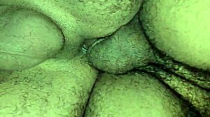 Hej killar, låt oss knulla raw vid gloryhole med främlingar!