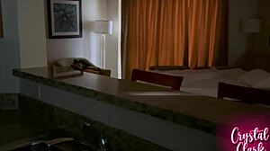 Мачеха получает двойное наполнение в дикой благодарственной тройке с любителями