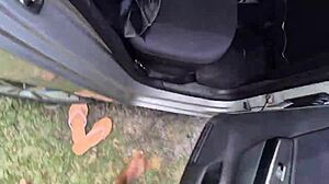 A fenébe igen! Barátok megállítják az autót az úton, hogy nyersen baszák a forró csajokat