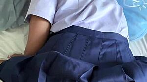 jebote, francuski turista tuče 18-godišnju tajlandsku studentkinju u uniformi! 😲