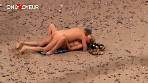 Jag kan inte sluta titta på den äldre killen knulla en het milf på stranden