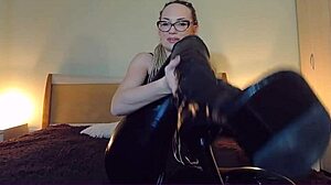 Botlarımı yala loser, her kirli santimi parlat şimdi