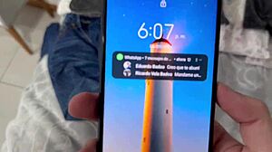 不倫妻が夫に電話しながらチンポを吸う トンガーで