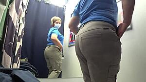 巨大曲线熟女在试衣间被摄像头拍到摇晃白色内裤恋物片段。