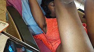 एबोनी मिल्फ रफ हूड एक्शन में जोर से सवार होती है