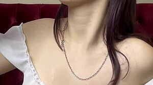 이 귀여운 여자가 세 구멍으로 자위 박아, 큰 가슴과 좁은 구멍, 너무 맛있어!