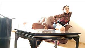 Belle-mère et poupée sexuelle baisent le beau-fils en ignorant sa copine