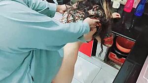 भारतीय वाइफ कुकिंग कर रही है, जबकि ककॉल्ड हसबैंड उसकी गांड ड्रिल कर रहा है, हिंदी ऑडियो क्लियर