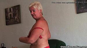 Толстая бабушка хвастается обвисшими большими сиськами и широкой пиздой