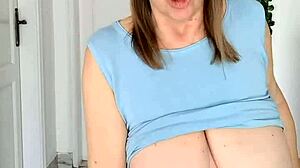 Обожаю, как пышногрудая безлифтянка бабуля Марияолдс стриптит в спортивном стиле. Её натуральные сиськи убивают!