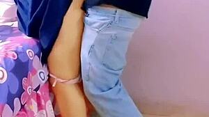 hey, mi hermanastra salió de la escuela, desesperada por polla, rogándome que la folle.