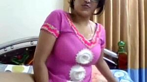 पाकिस्तानी लड़की वेबकैम पर फ्रेंड्स के साथ मजा के लिए स्ट्रिप करती है 😜