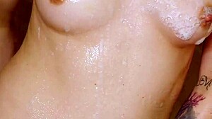 Smuk blond forfrisket i bruser før sofa massage session