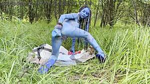 Monika Fox visar stor prolaps med hård dildo anal i naturen