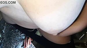 Vasna punca si močno drgne mokro pičko med malico.