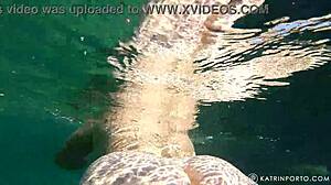 Katso minun pyöreän vaimoni karvainen puska ja iso perse julkisella paikalla!