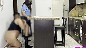 Σχολική 18+ χρησιμοποιείται και ψαχουλεύεται από ιδιωτικό καθηγητή, τόσο λάθος! 😱