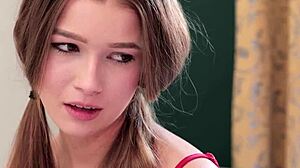 Macocha MILF i nastolatka 18+ pasierbica cieszą się ogromnym kutasem sąsiada razem