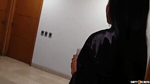 Ημιτελής κόρη δελεάζει τον πατριό για κρυφό γαμήσι πίσω από την πλάτη της μητριάς. Καταπίνει το σπέρμα του.