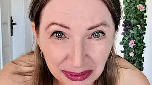 Обожаю смотреть, как бабуля ебет свою пизду большим черным членом