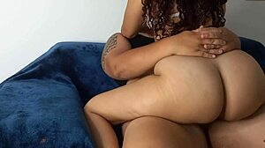 Άγριο σπιτικό σεξ! Νέος τύπος λαχταρά ώριμη μεγάλη πούτσα στην κουζίνα!