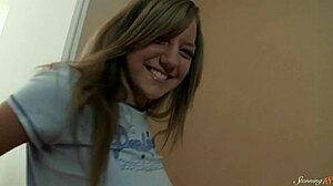 Хорна тийнейджърка Junia A дразни стегната обръсната пичка с вибратор в соло