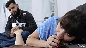 生妻子用BBC操屁眼在绿帽面前