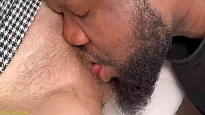 Člověče, tahle nadržená zralá babička s brýlemi bere chlupatý prdelní creampie!