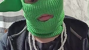 Hej, podívej na tuhle tlustou milf, jak stříká divokými hračkami!