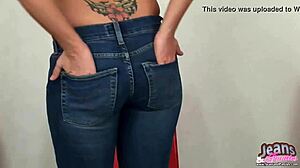 Retar dig med mina små söta trosor i förförisk striptease